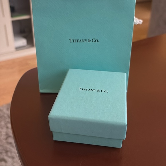 Tiffany & Co. return to Tiffany wide band. 10mm size 9.5 - Picture 5 of 5